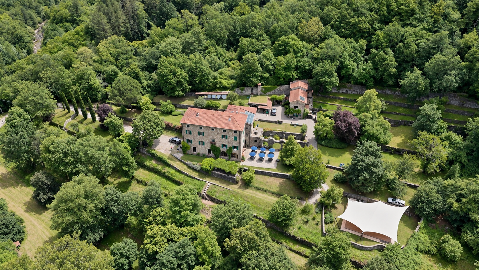 Blick auf das Il Convento und seine Gärten in der Lunigiana.